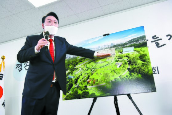 윤석열 대통령 당선인이 지난 20일 서울 종로구 한국금융연수원 별관의 대통령직인수위원회 사무실에서 용산 국방부 청사 이전 계획을 설명하는 모습. [공동취재단]