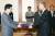2006년 9월 20일 노무현 대통령(왼쪽)에게서 임명장을 받는 김신일 교육부총리. [중앙포토]