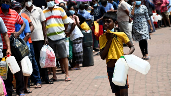 '국가 부도 위기' 스리랑카…종이 없어 학생들 시험도 못 본다 