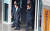2008년 2월 22일 오전 서울 삼청동 인수위원회 대회의실에서 열린 대통령직인수위원회 해단식에 참석한 이명박 당시 대통령당선인이 행사를 마친 후 건물 밖을 나서는 모습. 중앙포토