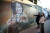 고(故) 김광석의 26주기인 6일 대구 중구 '김광석 길'을 찾은 시민들이 그의 웃음 가득한 벽화를 보며 추모하고 있다. 연합뉴스