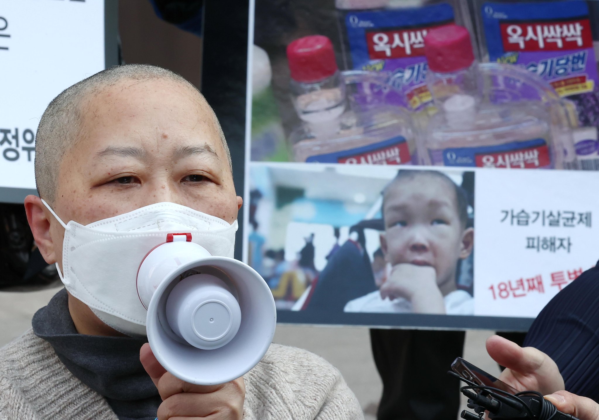 22일 가습기 살균제 피해자인 박수진씨가 조정안 수정을 요구하며 삭발한 뒤 발언하고 있다. 연합뉴스
