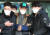 40대 남성을 흉기로 살해하고 달아난 혐의를 받는 장모(55)씨가 지난달 24일 서울시 마포구 서울서부지방법원에서 구속 전 영장실질심사를 마친 뒤 호송차로 향하고 있다. 뉴스1