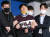 텔레그램에서 미성년자를 포함한 최소 74명의 여성들을 대상으로 성 착취물을 제작?유포한 혐의를 받는 '박사방' 운영자 조주빈(25)이 25일 오전 서울 종로구 종로경찰서에서 서울중앙지방검찰청으로 송치되고있다.