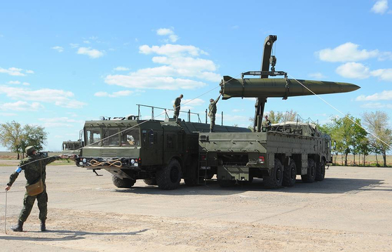 이동식 발사차량에 적재되는 러시아 전술미사일 이스칸데르-M. 러시아가 우크라이나를 침공하기 직전인 지난달 벨라루스와 러시아 동부 접경지에선 핵탄두 탑재 능력을 갖춘 이스칸데르-M 탄도 미사일이 배치된 모습이 포착되기도 했다. 타스통신=연합뉴스