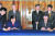 1998년 10월 일본을 방문한 김대중 전 대통령이 오부치 게이조(小淵惠三) 전 일본 총리와 함께 도쿄 영빈관에서 ‘21세기 새로운 한·일 파트너십 공동선언’(김대중·오부치 선언)에 서명하고 있다. [중앙포토]