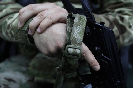 우크라이나 병사가 러시아군 포로를 감시하는 모습. [EPA=연합뉴스]