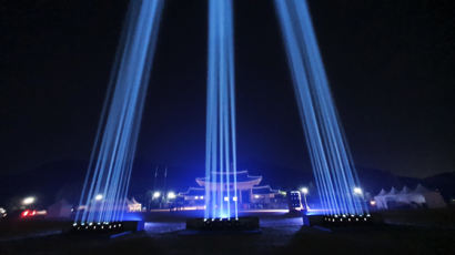 '불멸의 빛'이 된 서해수호 55용사..대전현충원서 추모 조명 밝혔다