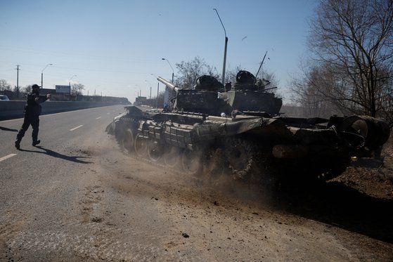 우크라이나 군사가 지난 10일 수도 키이우 근교에서 러시아군이 버리고 간 탱크를 관리하고 있다. [로이터=연합뉴스]