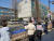 22일 서울 종로구 통의동 대통령직인수위원회 사무실 맞은편에 1인 시위자들이 모여 있다. 나운채 기자