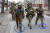 우크라이나군 부츠를 신고다니는 러시아 군인의 모습. [트위터 캡처]