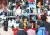 박근혜 전 대통령 귀향과 입주를 하루 앞둔 23일 오후 지지자들이 사저 앞 게시대에 전시된 박 전 대통령 사진을 살펴보고 있다. 뉴스1