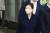 박근혜 전 대통령이 24일 오전 서울 강남구 삼성서울병원에서 퇴원하고 있다.강정현 기자