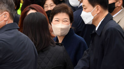 [포토버스] 박근혜 전 대통령 웃으며 퇴원, 부친 묘역 참배 뒤 대구로