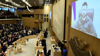 스웨던 의회서 기립박수 받은 젤렌스키…"유럽 안보 위해 싸운다"