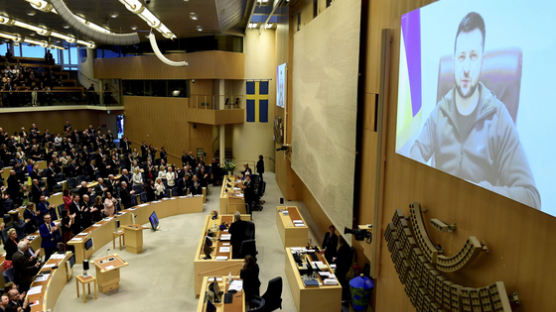스웨던 의회서 기립박수 받은 젤렌스키…"유럽 안보 위해 싸운다"