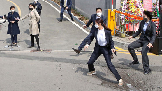 [단독] 소주병 투척男 "난 인혁당 피해자…사법살인 사과 안해 분노"