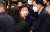 박근혜 전 대통령이 24일 오전 서울 일원동 삼성서울병원에서 퇴원하고 있다. 강정현 기자