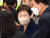 박근혜 전 대통령이 24일 오전 서울 일원동 삼성서울병원에서 퇴원하며 웃고 있다. 강정현 기자