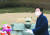 박근혜 전 대통령이 24일 국립서울현충원에서 박정희 전 대통령 묘역에 참배하고 있다. [사진공동취재단]