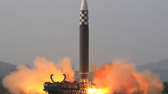 [속보] 김정은, 신형 ICBM 화성-17형 시험발사 명령…직접 지도 