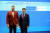 LG에너지솔루션 김동명 부사장(오른쪽)과 마크 스튜어트 스텔란티크 COO. 두 회사는 23일 4조8000억원을 투자해 합작공장을 짓는다. [사진 각 사]