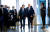 조 바이든 미국 대통령(오른쪽)과 기시다 후미오 일본 총리가 24일 벨기에 브뤼셀 나토 본부에서 열린 G7 정상회담에서 만나 담소를 나누고 있다. [로이터=연합뉴스]