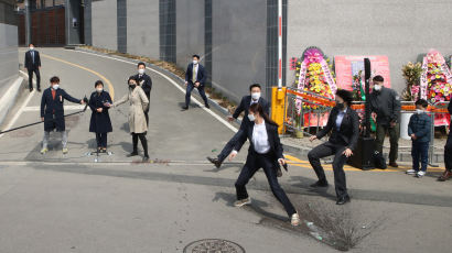 [단독사진]소주병 날아들자… 박근혜 전 대통령 둘러싼 경호원들