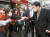 윤석열 대통령 당선인이 3월 14일 당선 이후 첫 외부 공식일정으로 서울 남대문시장을 찾아 상인 및 시민들과 인사를 나누고 있다. / 사진:연합뉴스