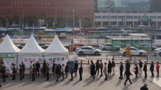 "이젠 내가 마이너" 미확진자 떤다…코로나 천만시대 '묘한 풍경'