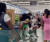 미국 마이애미 플로리다주의 한 대형마트에서 20대 남성(흰옷)이 여성 손님을 성폭행하려다가 주변 쇼핑객들에게 제압당하고 있다. [사진 인스타그램 캡처]