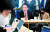 윤석열 대통령 당선인이 지난 24일 서울 종로구 통의동 인수위 천막 기자실을 방문해 기자들의 질문에 답하고 있다. 김상선 기자