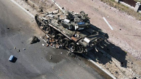 사기 떨어진 러軍 하극상…"탱크 탄 부대원, 대령 밀어서 살해"