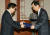 2006년 8월 11일 당시 노무현 대통령이 청와대에서 `한미FTA체결 지원위원회 위원 위촉장수여식`에서 한덕수 위원장에게 위촉장을 수여하고 있다. 중앙포토