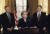 첫 여성 국무장관으로 취임하던 날의 올브라이트. 사진 왼쪽엔 클린턴, 오른쪽엔 앨 고어 부통령이 서있군요. [중앙포토]