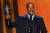 윌 스미스가 지난 2월 27일(현지 시간) 미국 캘리포니아 산타모니카에서 열린 미국배우조합(SAG)상 시상식에서 '킹 리차드'로 받은 첫 남우주연상 트로피를 들어올렸다. [AFP=연합]