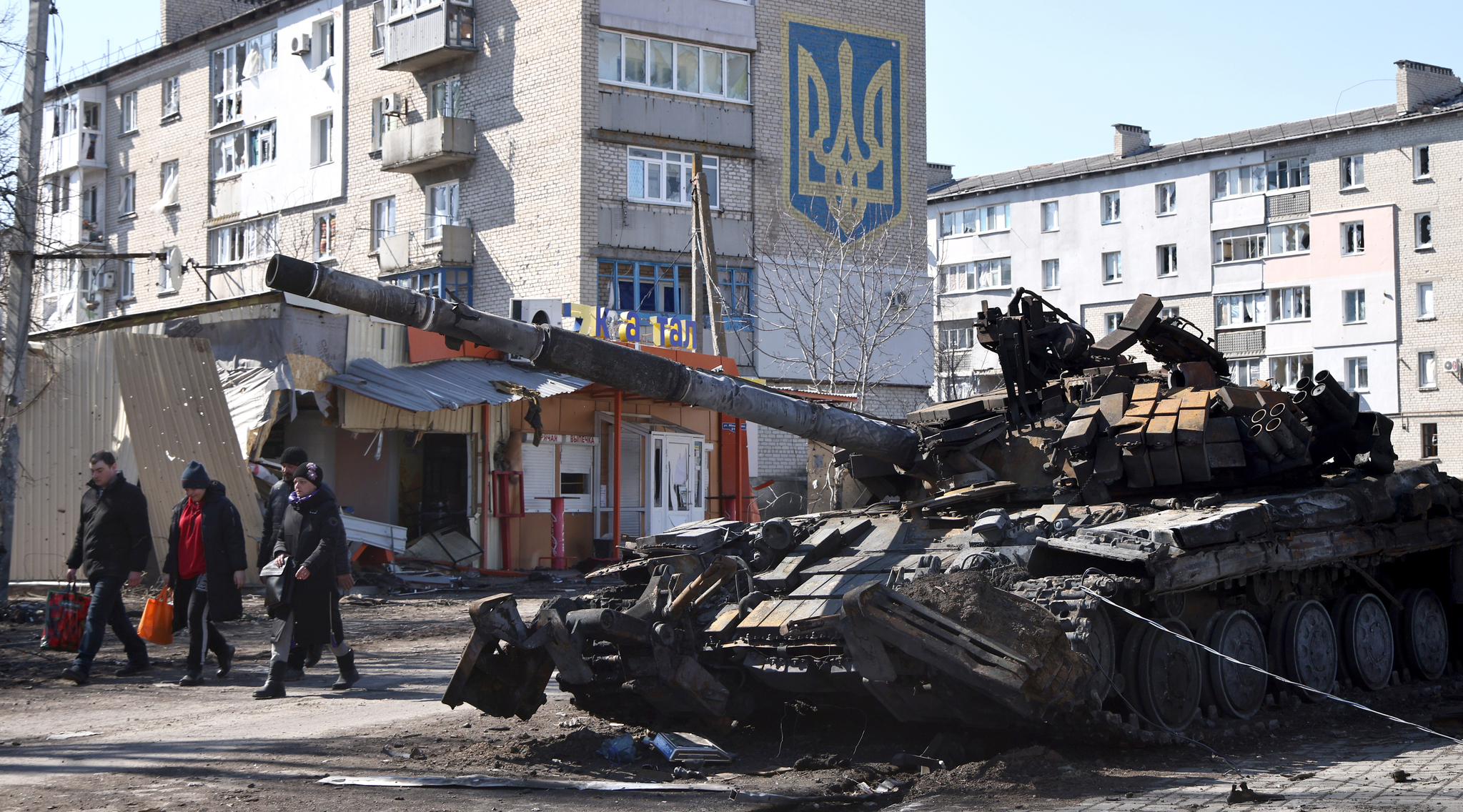 우크라이나 볼노바카의 거리에 러시아군의 탱크가 파괴된 채 버려져 있다. 아파트 벽면에 그려진 것은 우크라이나 국가 문장인 삼지창이다. TASS=연합뉴스