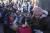 22일(현지시간) 도네츠크와 자포리지아 지역을 떠나 리비우행 기차를 타기 위해 줄 서 있는 사람들. [AP=연합뉴스]