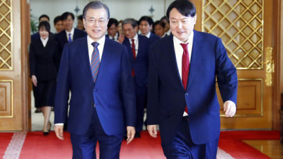 민주 “문대통령-尹 회동, 원활한 국정 인수인계 첫걸음 되길”