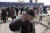 한 우크라이나 마리우폴 남성이 25일 시내 쇼핑센터에 마련된 구호소 앞에서 손가락으로 동그라미를 만들어 보이고 있다. TASS=연합뉴스