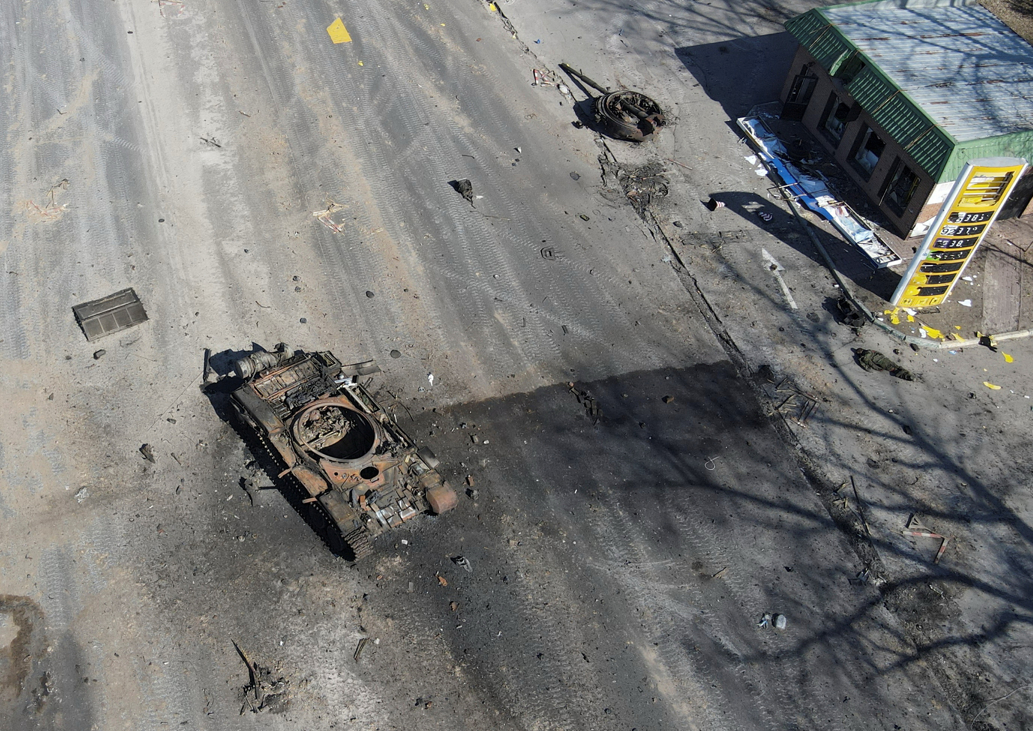 포탑이 날아간 러시아군 탱크가 우크라이나 수도 키이우 외곽 도로에 버려져 있다. 로이터=연합뉴스