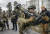우크라이나 방위군이 수도 키이우 외곽에서 영국제 대전차 단거리 미사일 NLAW 사용법을 숙지하고 있다. AP=연합뉴스