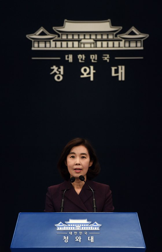 박경미 청와대 대변인이 27일 청와대 춘추관에서 문재인 대통령과 윤석열 당선인의 28일 회동관련 브리핑을 하고 있다. 청와대사진기자단