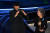 제94회 아카데미 시상식에 남우조연상 시상자로 무대에 오른 배우 윤여정(오른쪽)이 수상자 트로이 코처가 수어로 수상소감을 하는 동안 트로피를 들고 있다. AFP=연합뉴스