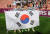 지난달 한국 축구 월드컵 10회 연속 본선행을 이룬 직후 이재성(맨 왼쪽)이 김진수(가운데), 황의조와 함께 태극기를 들고 활짝 웃고 있다. [연합뉴스]