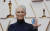 제이미 리 커티스가 27일(현지시간) 아카데미 시상식 레드카펫 행사에서 자신의 손가락에 우크라이나 난민 사태를 상징하는 파란색 리본을 꽂은 채 포즈를 취하고 있다. 로이터=연합뉴스