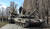  우크라이나 군대가 27일 수도 키이우 외곽 루키아니브카 마을에서 러시아군과의 교전으로 노획한 탱크를 점검하고 있다. 로이터=연합뉴스