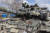 우크라이나 군인이 29일 수도 키이우 외곽 루카시 마을에서 노획한 러시아 탱크를 타고 있다. 로이터=연합뉴스