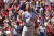지난해 9월 다저스 소속으로 부시스타디움을 방문한 앨버트 푸홀스가 기립박수로 환영하는 세인트루이스 팬들에게 헬멧을 벗어 인사하고 있다. [AP=연합뉴스] 