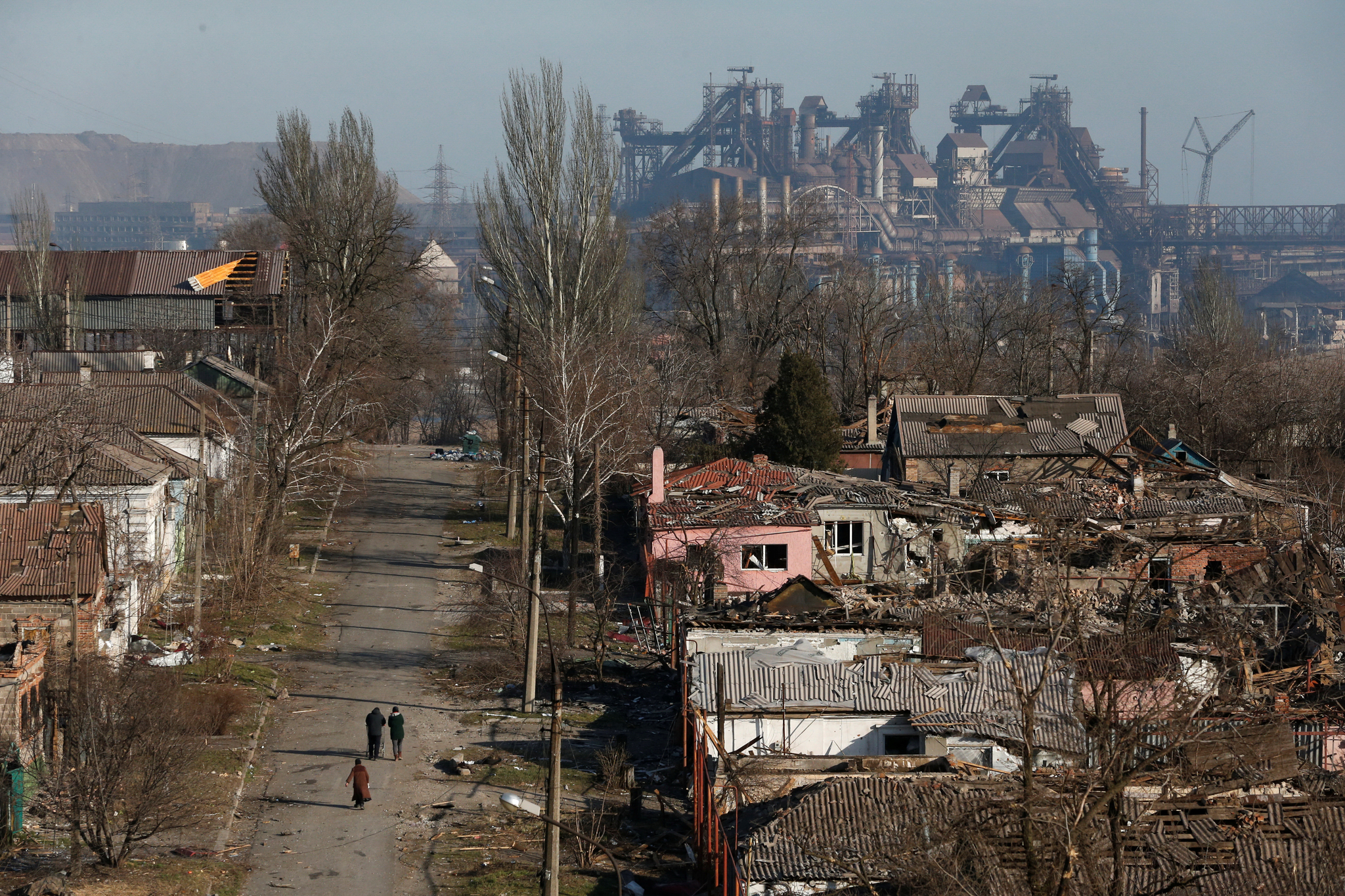 러시아군의 포격으로 대파된 주택 뒤로 아조우스탈 제철소가 보인다. 유럽에서 가장 큰 야금 공장 가운데 하나인 마리우폴의 아조우스탈 제철소도 러시아군과 우크라이나군이 서로 차지하기 위해 전투를 벌여 제철소 시설 대부분이 파괴됐다. 로이터=연합뉴스